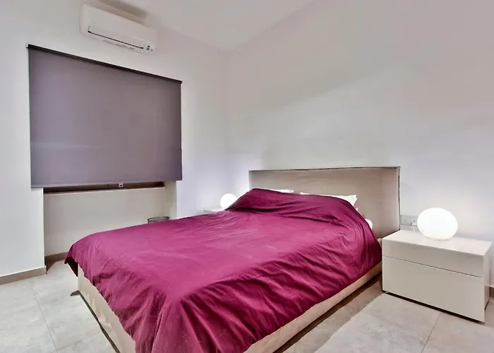 Modern 3 Bed & 2 Bth Apt Sliema